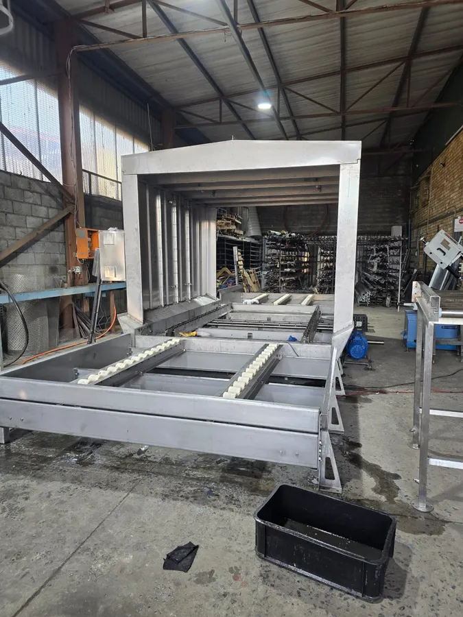 Module conveyor for receiving poultry crates